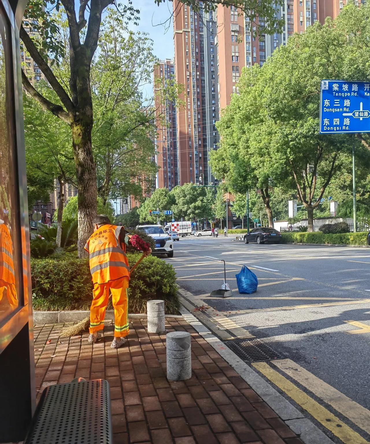 环卫工人无论是刮风下雨，还是艳阳高照，都会坚守在自己的工作岗位上，默默守卫着城市