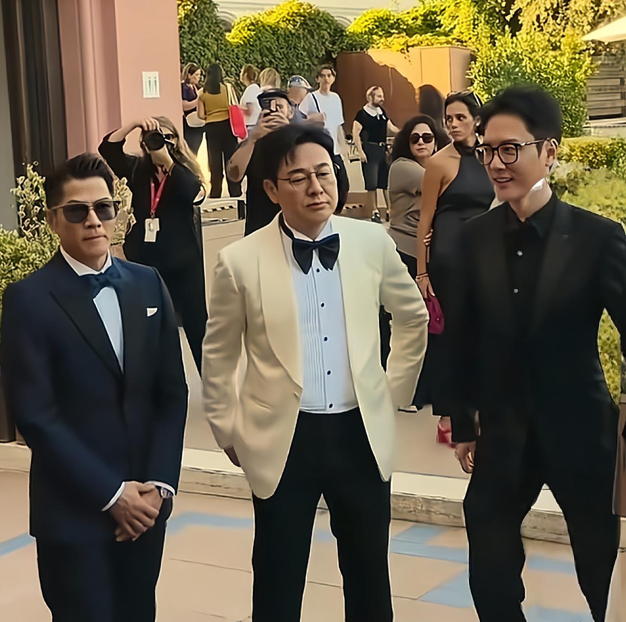 气场十足！
郭富城、张颂文、冯绍峰
三个油腻大叔站在一起，真是羡慕旁人
张颂文不