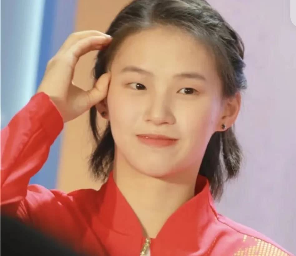 昨晚的世锦赛10米台比赛，陈芋汐发挥神勇，三跳零扣分，一跳更是凭借一记5253B