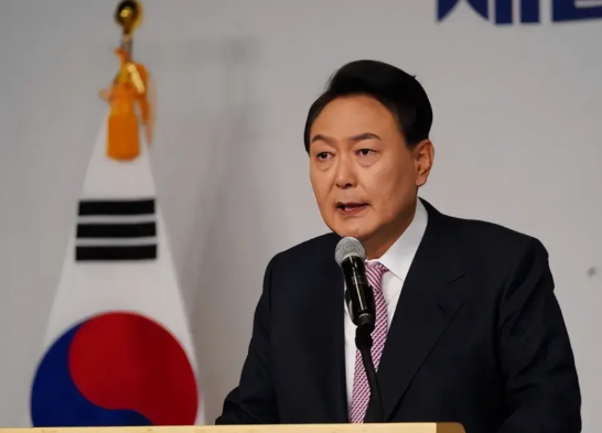 疯狂是魔鬼。尹锡悦被罢免，玩完了！给我的印象就是横。国虽小，对内对外都是穷横。