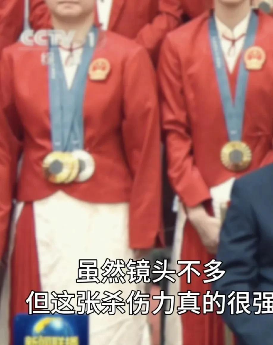 那个夏天，孙颖莎带着她努力四年的结果，和同伴们一起去接受表彰。
在无意间，镜头拍