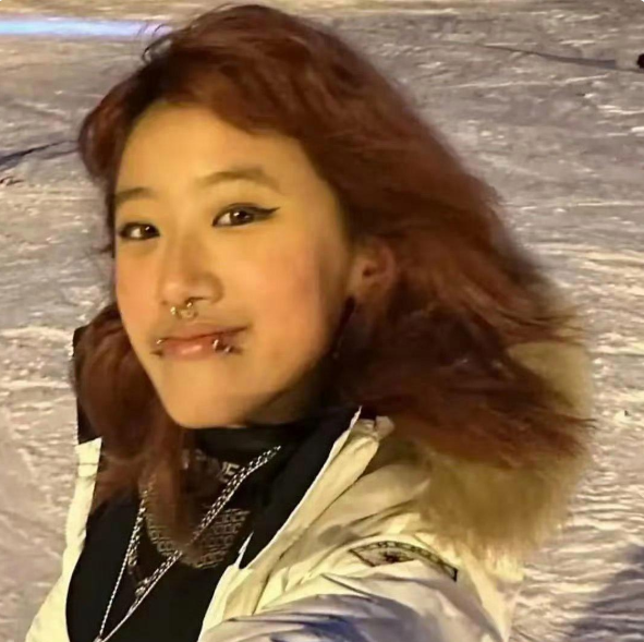 贾静雯女儿晒照啦！梧桐妹把鼻环摘了，浓妆也卸咯，哇塞，这才是 19 岁该有的青春