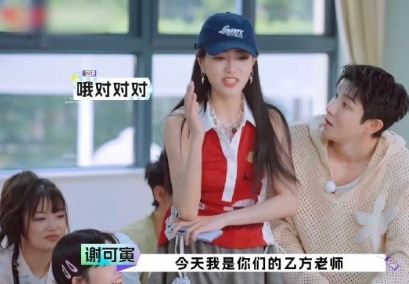 救命！谢可寅连哄娃都这么有梗！对着潮玩娃娃疯狂输出可爱话术，转头在心里疯狂呐喊“