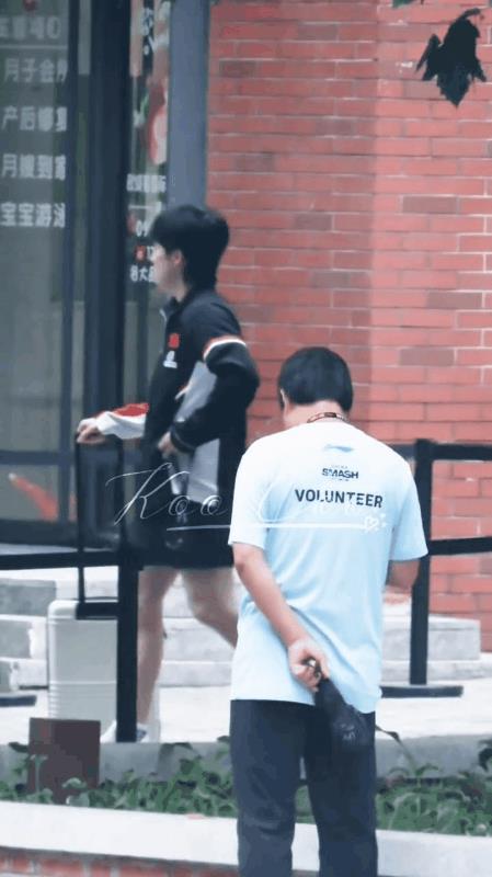 10.5 男单半决赛，大头、小牛、作弊叔赛前训练出发！
头哥真帅，走路拽拽的！