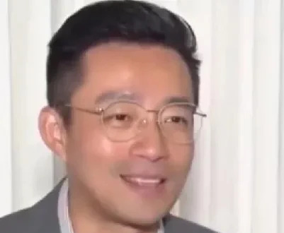 汪小菲要不要报警











这真是让人揪心！汪小菲现在就像站在悬崖边