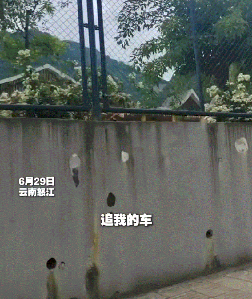 感人！云南怒江，一女老师下乡支教结束了，但在女老师和学生们告别后打车离开学校时，