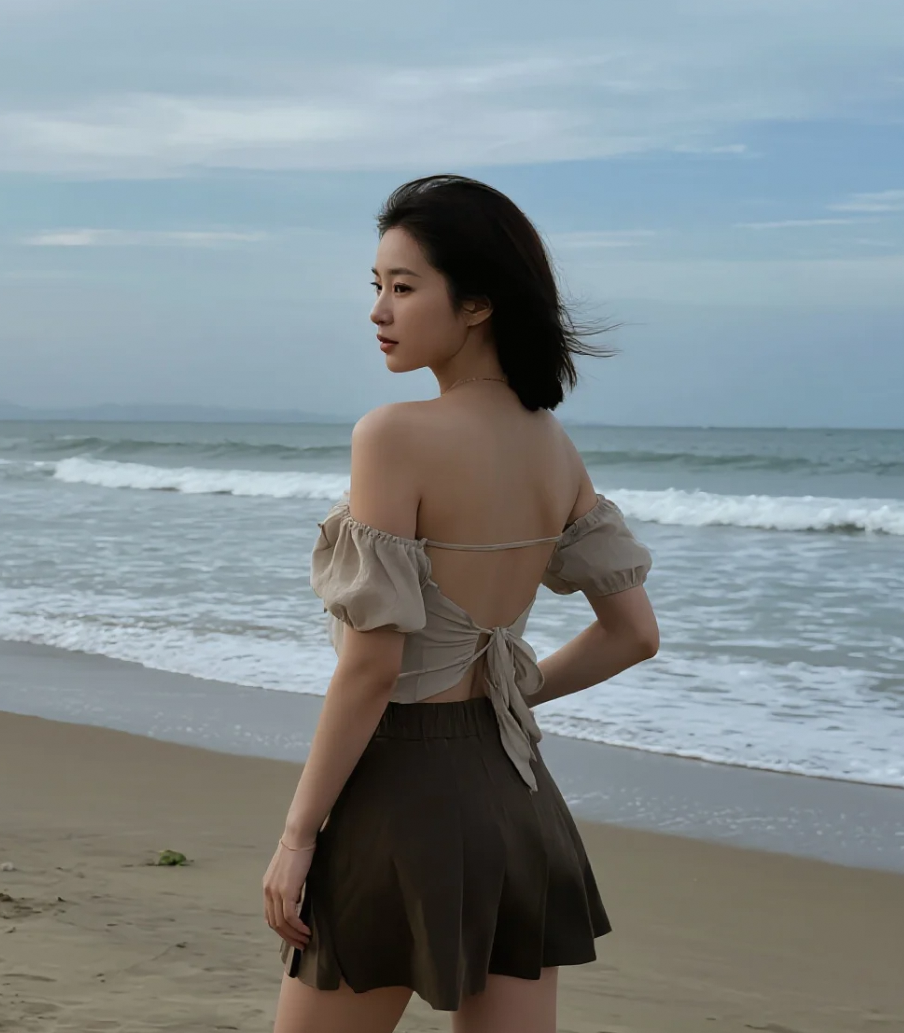沙滩上的她，像海的女儿一样美