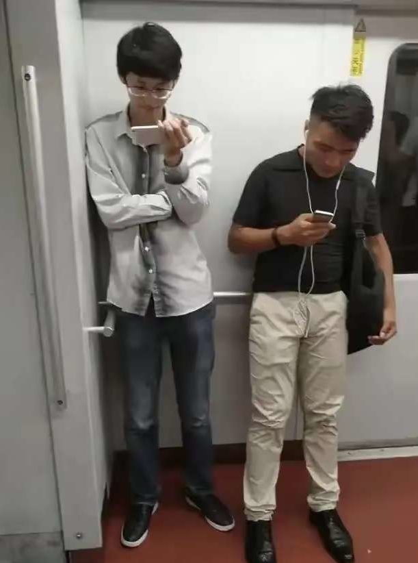 2025年了，还有多少人戴这种有线耳机啊[捂脸]