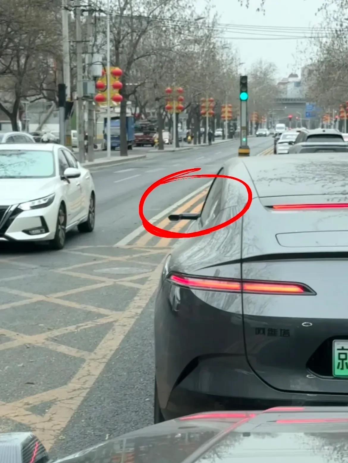 这是什么东西？照后镜越来越高科技了？