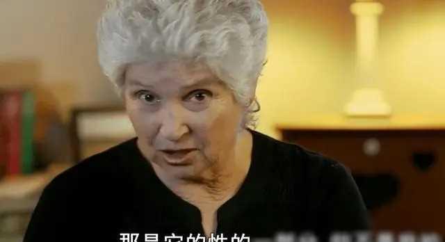 上世纪六十年代，美国一女子和公海豚成为了朋友关系，但不久后，人和海豚分手。悲痛欲