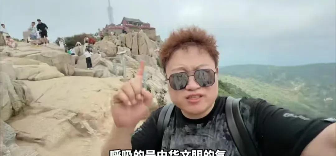 洞洞的高光时刻来了
       不愧是正宗的山东人，这出口成章的本领，高光了。