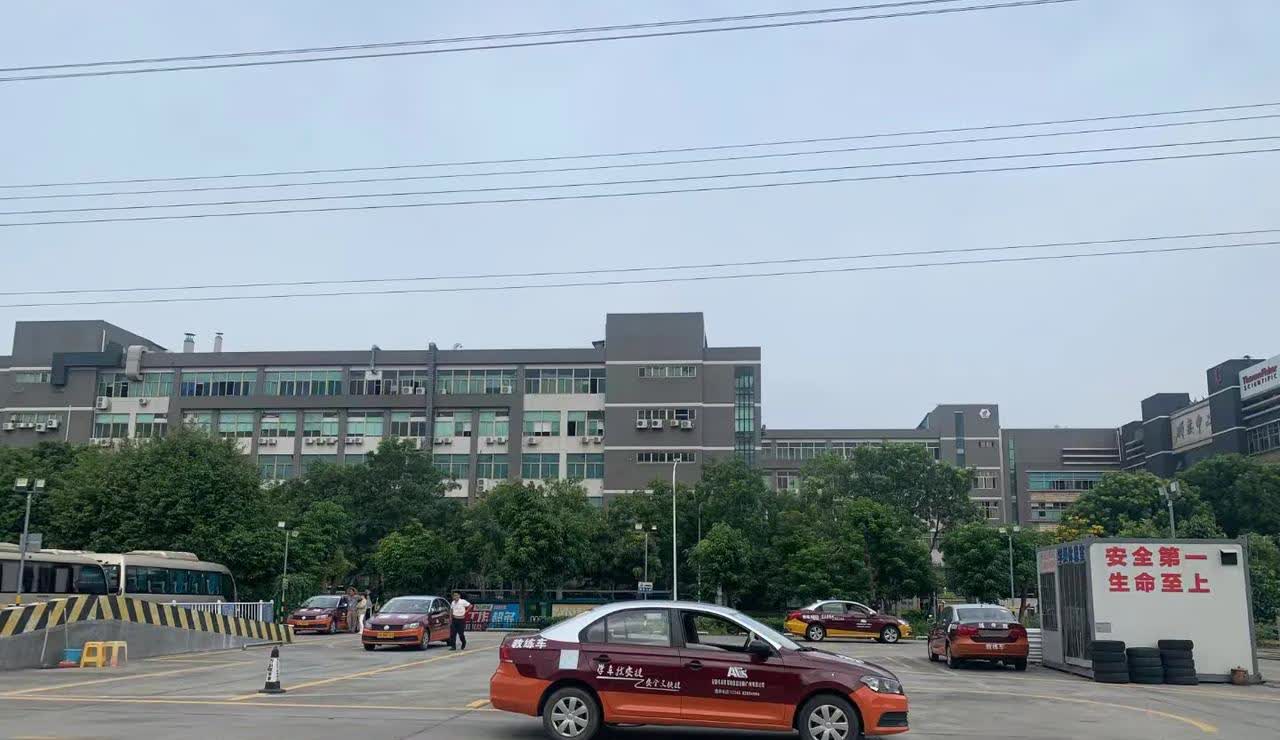 我真佩服我办公室的这位大姐，都45了，还在学车考驾照！

这两天见她，心情都