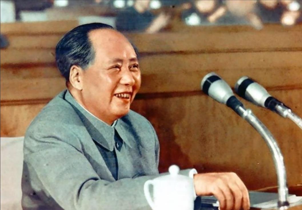 毛主席对华国锋最放心，可在毛主席去世后，华国锋却做了一个违背主席的决定。
华国锋