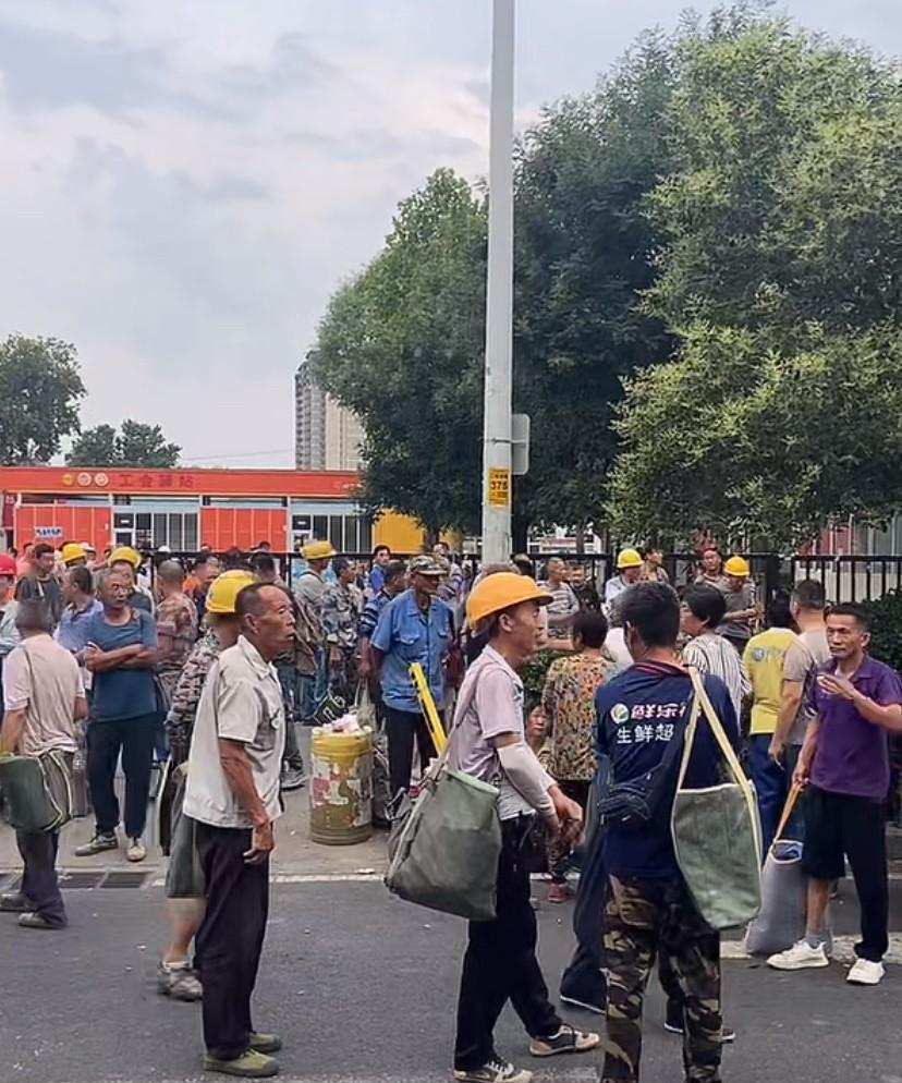 高温下的劳务市场
大家好今天是6月18日星期三，天刚蒙蒙亮，劳务市场的路口已经挤