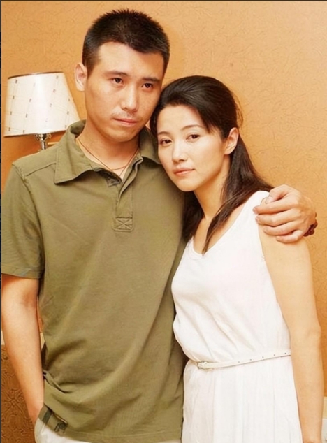 2015年，在一次拍戏过程中，李乃文抱着颜丙燕狂亲了十多次，后来颜丙燕实在忍不住