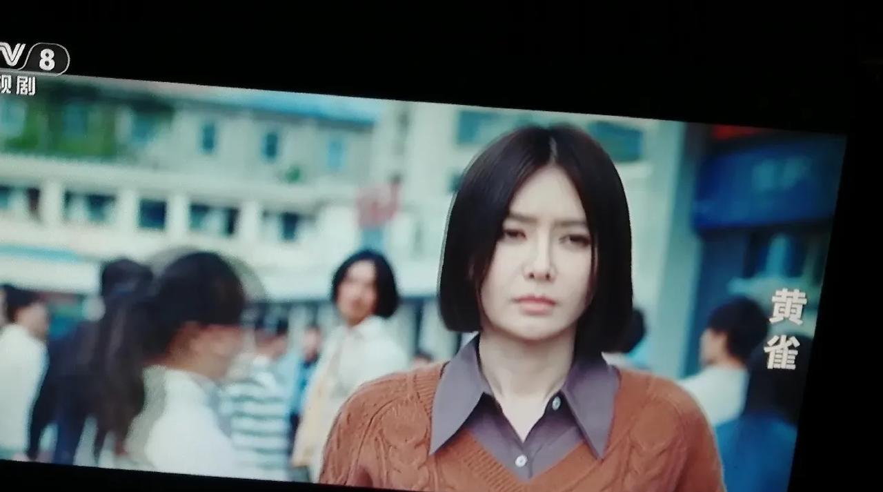 10.《黄雀》。人群中，我们的秦岚姐姐超凡脱俗，安安静静的，这位在火车站摆摊拍照