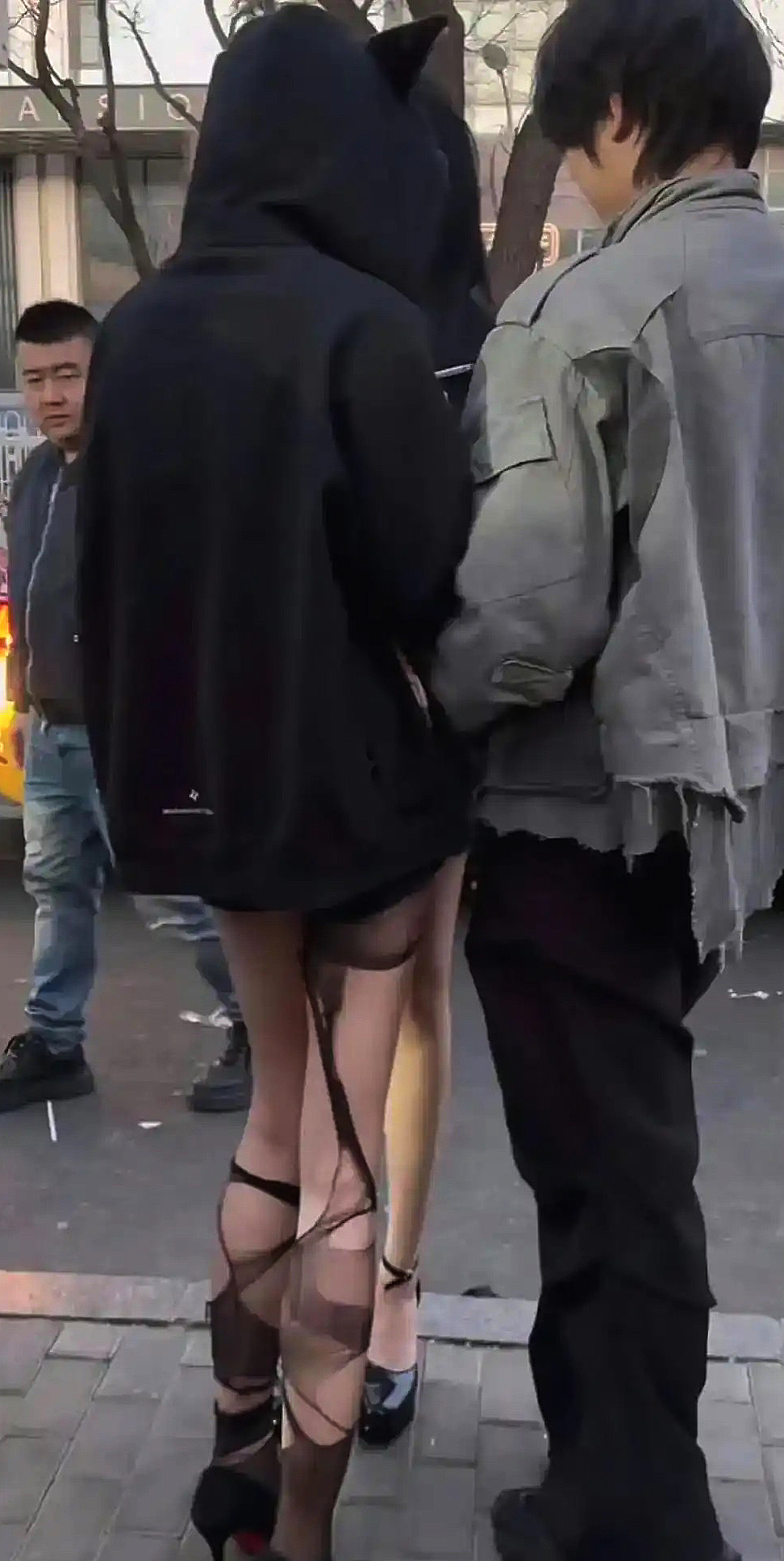 网友：我的天呐，谁能告诉我，她是怎么穿进去的？
