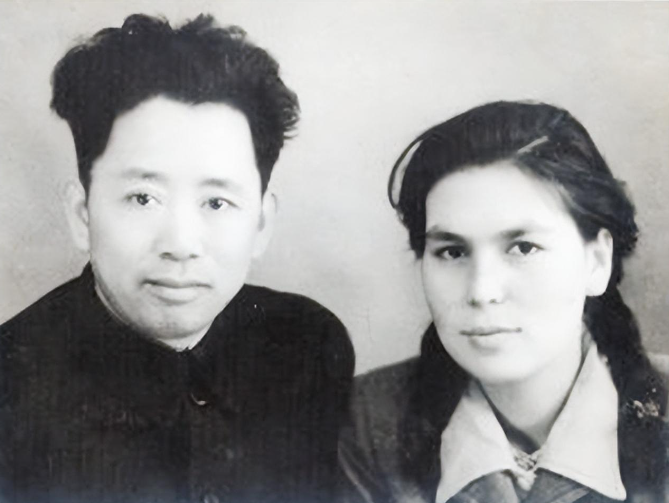 1965年，55岁的刘亚楼因为操劳工作，英年早逝。离世前，他叮嘱混血妻子务必改嫁