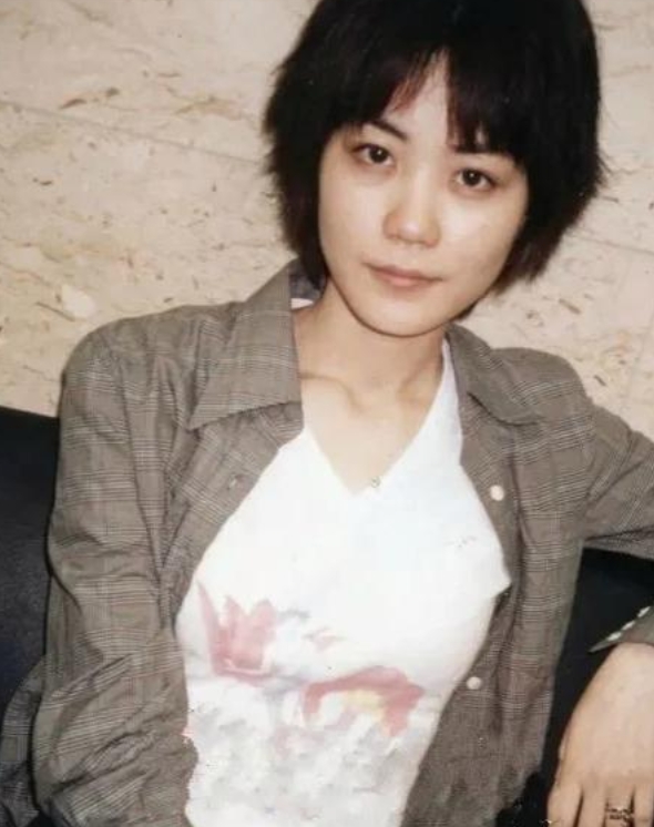 2003年，张纪中找到王菲，邀请她来唱《天龙八部》的主题曲，于是就试探着问王菲：