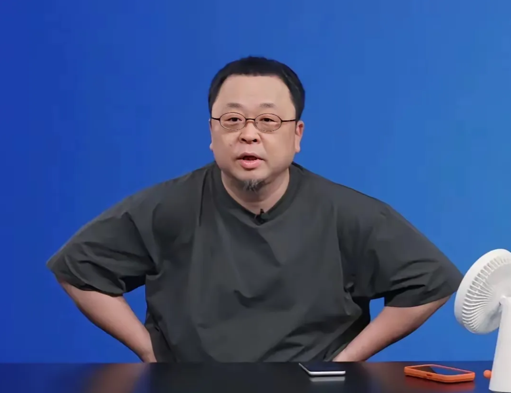 注意看！
罗永浩从香港返回上海了，下飞机之后，他第一时间去吃了湖南小炒菜，高度评