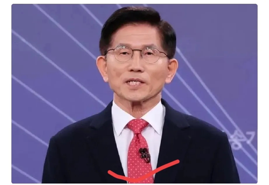 是个坚定的亲日派。

李明博83岁了，今天他罕见地出现在金文洙的竞选活动现场。金