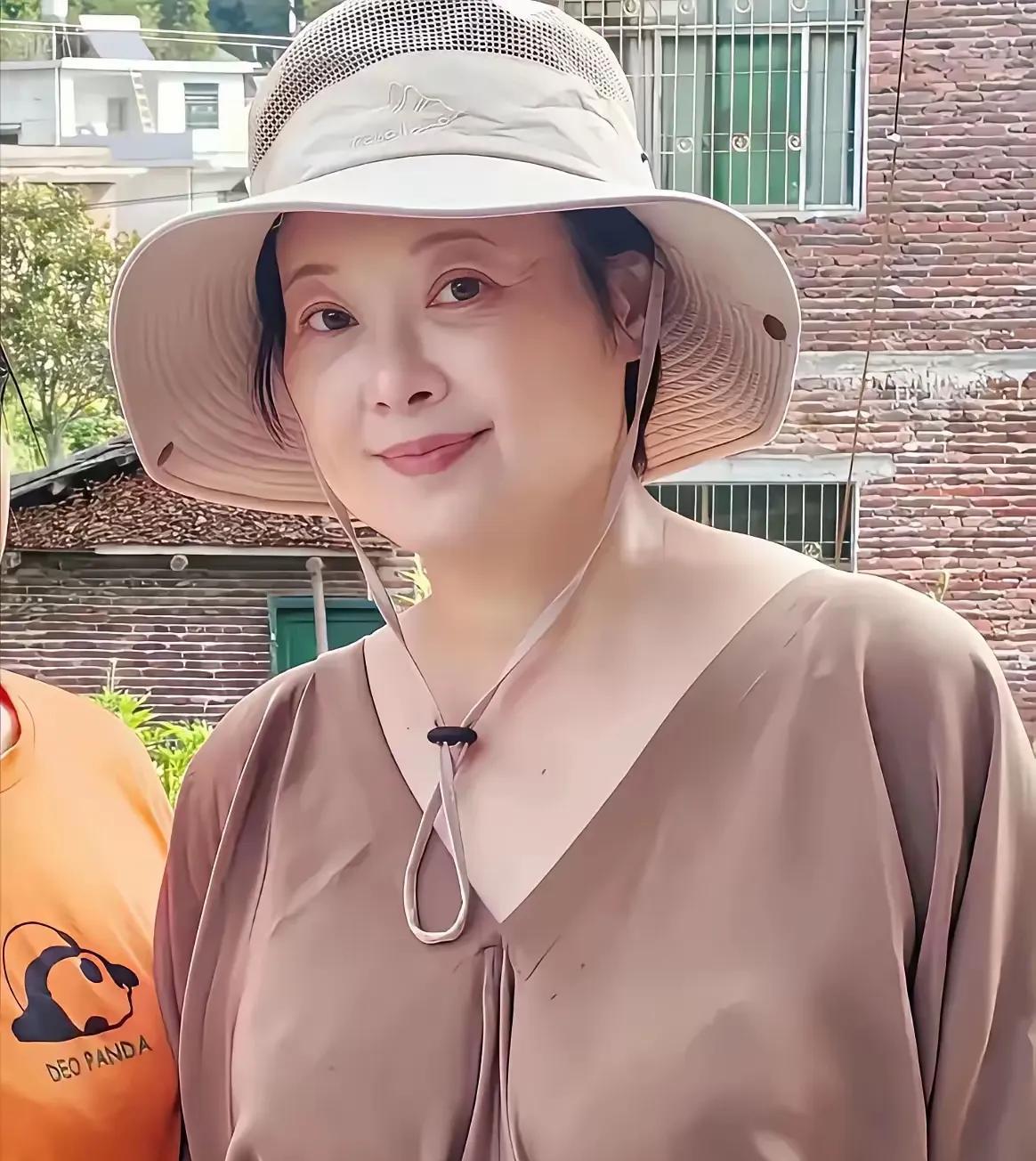 天呐，曾经的女神，怎么胖成这样了？ 肩宽背厚，水桶腰大肚腩，但是一脸慈祥，看着非