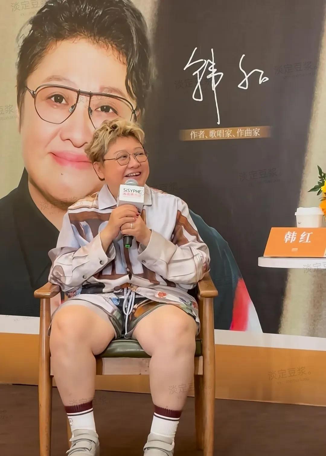 看有人说韩红这坐姿不咋好看，说毕竟是公众人物还是女人，感觉双腿并拢会更好。还有说