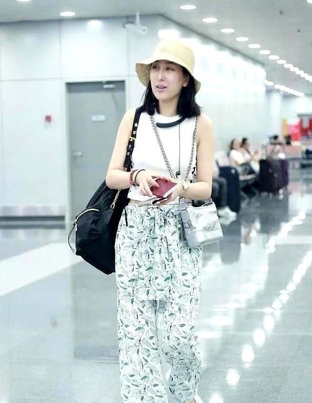 马苏素颜走机场也太真实了！
白色背心清爽简约，印花阔腿裤个性吸睛，二者搭配在一起