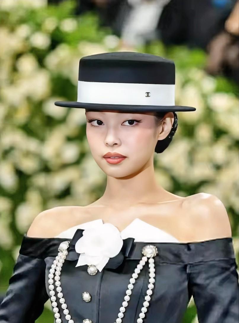 2025年5月6日，BLACKPINK Jennie以香奈儿高定战袍三度“杀”进