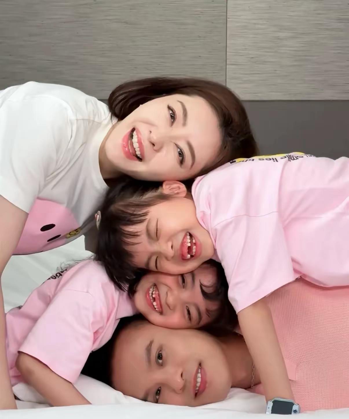 熊黛林一家拍叠叠乐，双胞胎女儿掉了大门牙，笑起来好可爱……
熊黛林也要做直播带货