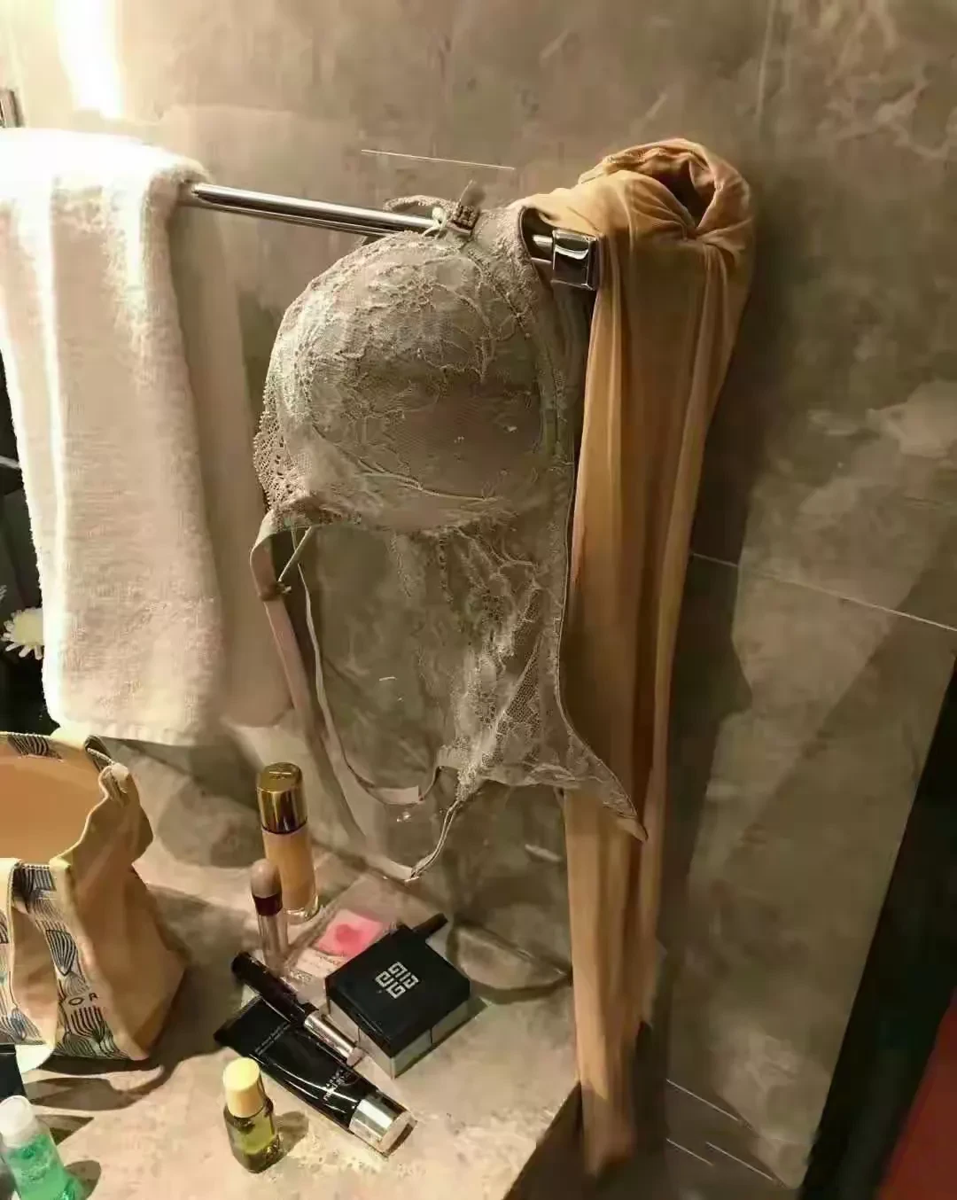 扎心！广东深圳有一名女子因为赶时间上班，便把衣物放到洗衣机里，忘了按开关就出门上