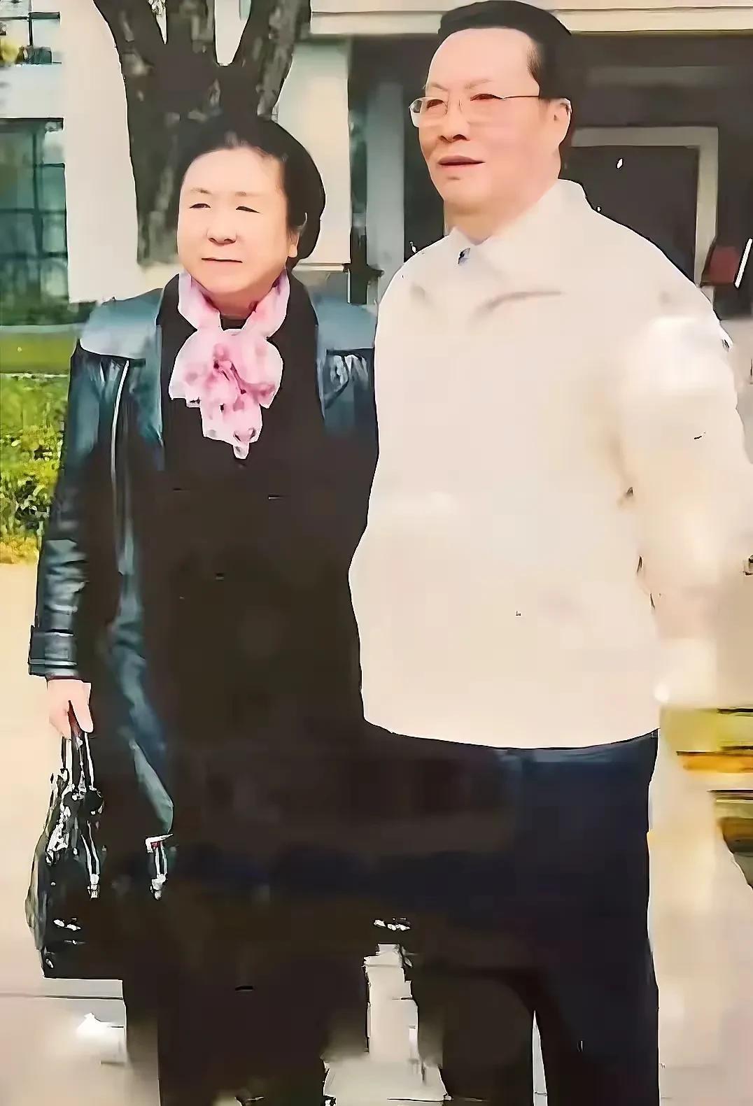 这是贺麓成与夫人谭晓虹的合影照，贺麓成是毛泽覃的儿子，后来成为了一名导弹专家，为