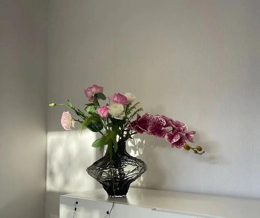对于中年人最现实的一段话：“穿着廉价的衣服，过着憋屈的生活，上惹不起老，下教育不