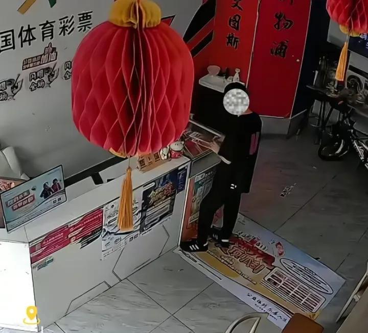 何苦呢，人家买彩票为了中奖，小伙却希望彩票没奖。
能有这么反人类的思想，一切都是