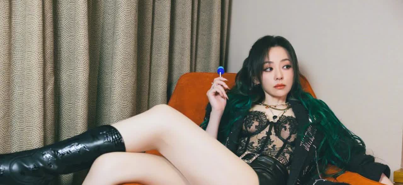 原来张靓颖之前就走过这种纯欲风呀，是我孤陋寡闻了。