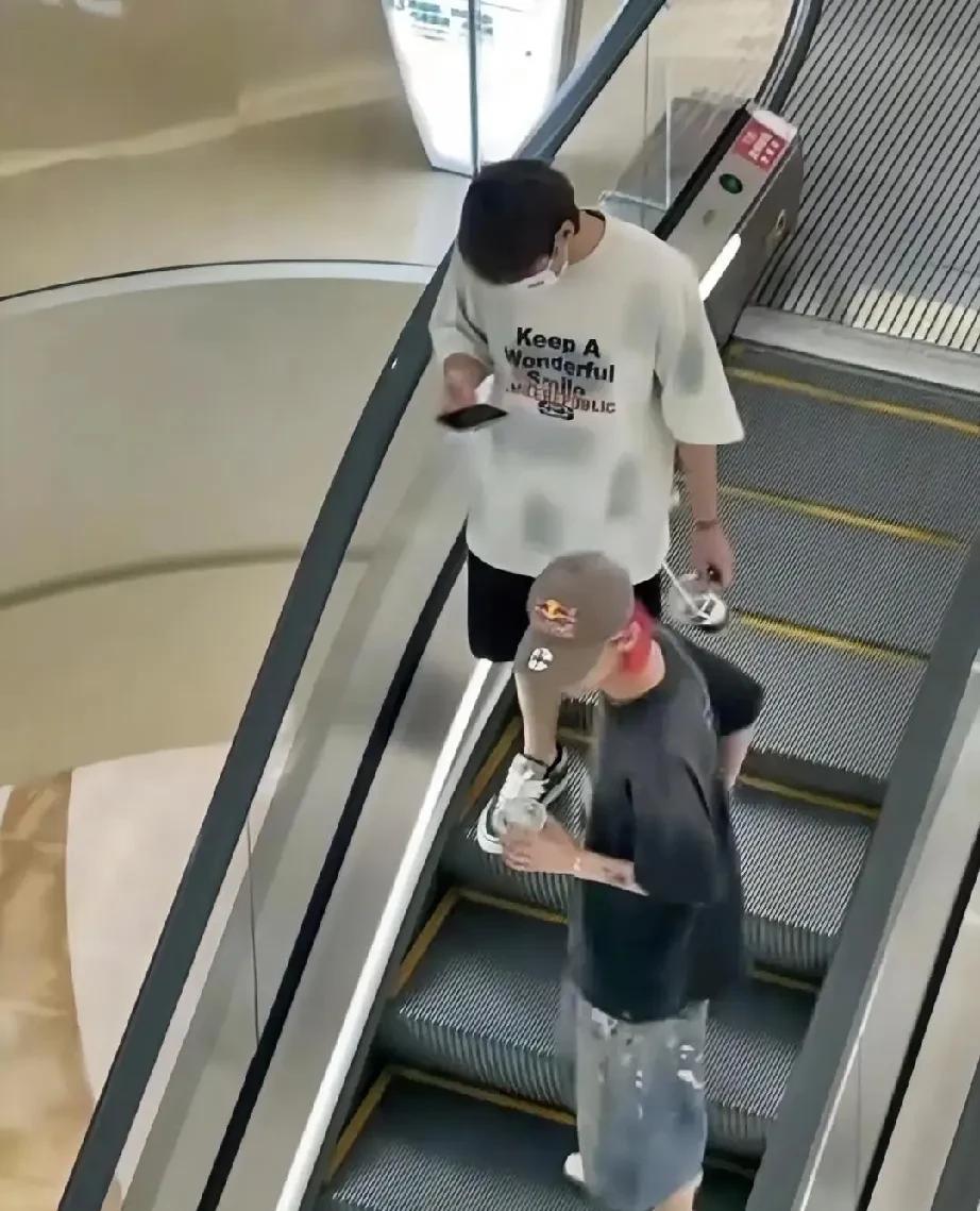 真想不到鹿晗逛街竟然没被粉丝围堵
鹿晗和阿贝贝逛万象城被网友偶遇了，鹿晗戴着鸭舌