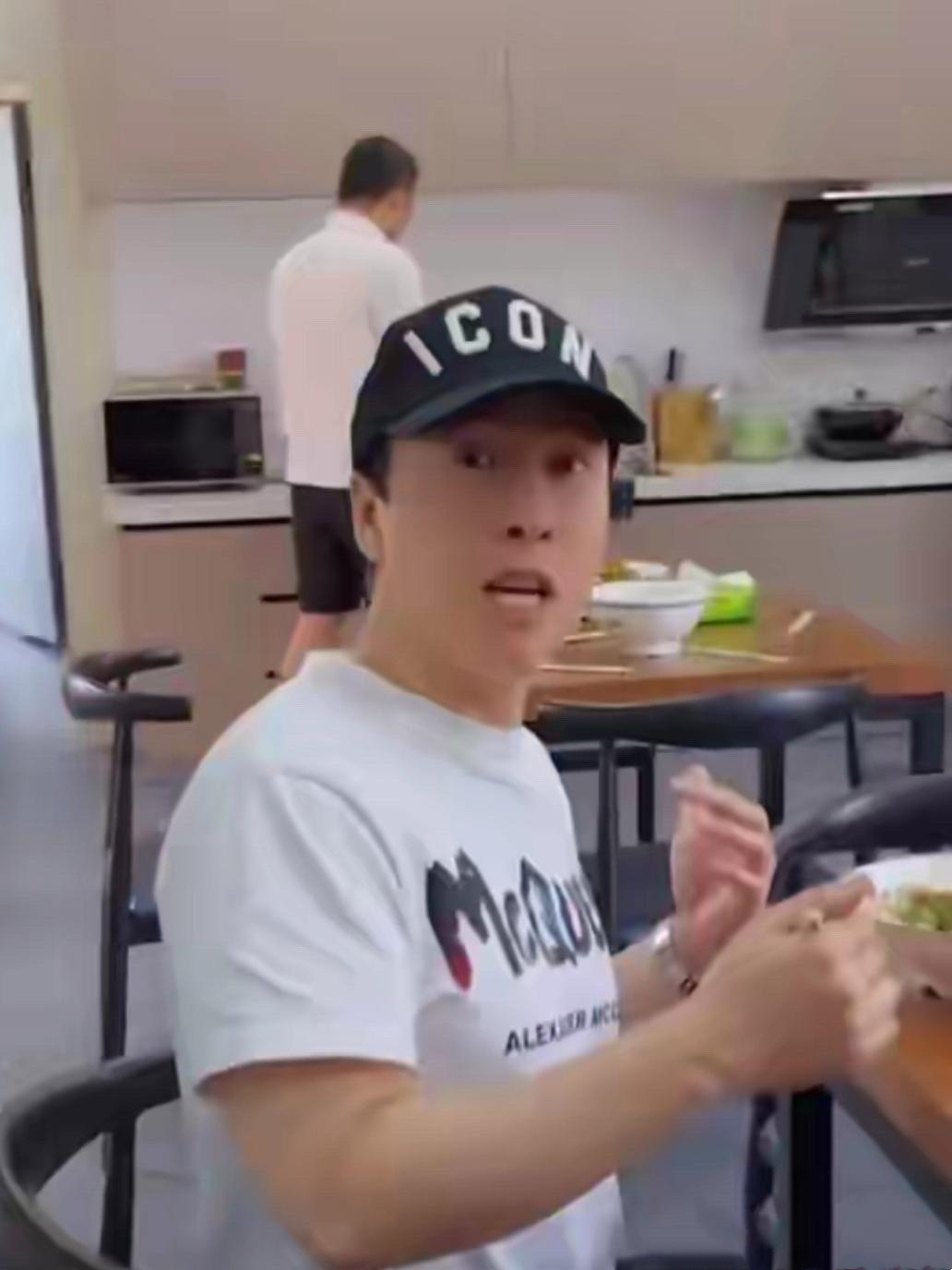 甄子丹在餐馆被偶遇，一个人吃了4碗面胃口真不错 