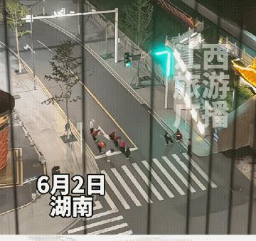 一群人凌晨12点还在大马路上练舞，车子来了依然我行我素不避让，音乐不停，一副“你
