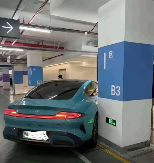 虚心请教，新手女司机，这种情况要怎么打方向 ​​​
