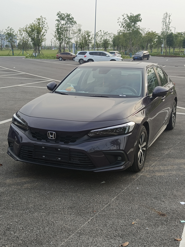 刚提了思域开了几天想简单聊聊
刚开始准备换车是因为之前开的骐达动力不太够用而且开