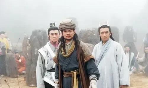 天龙三兄弟里面，为啥乔峰最强呢？
三个人在大街上走，遇到了抢劫的匪徒
匪徒:“打