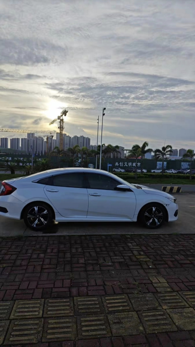 今天阳光正好
不带目的地，也无需定方向，让思域载着自己，缓缓驶入城市或郊野的脉络