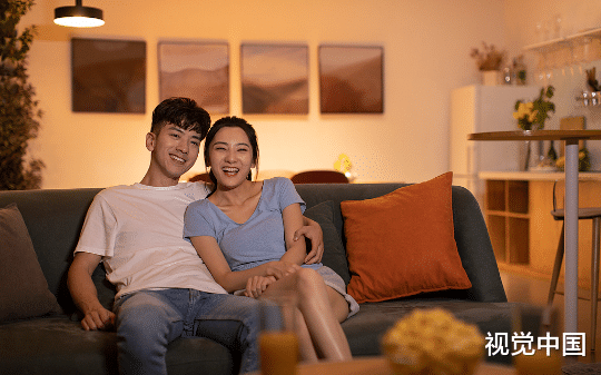 中秋佳节，他为实习生挑净月饼的青丝玫瑰，却要我用命换孩子