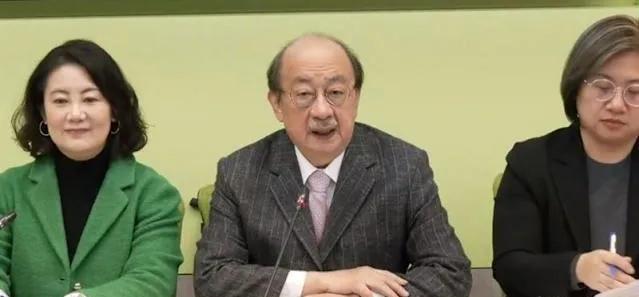 哇塞，这也太夸张了！台湾一名女子，由于和父亲政治立场不同，就给了她父亲三个大耳光