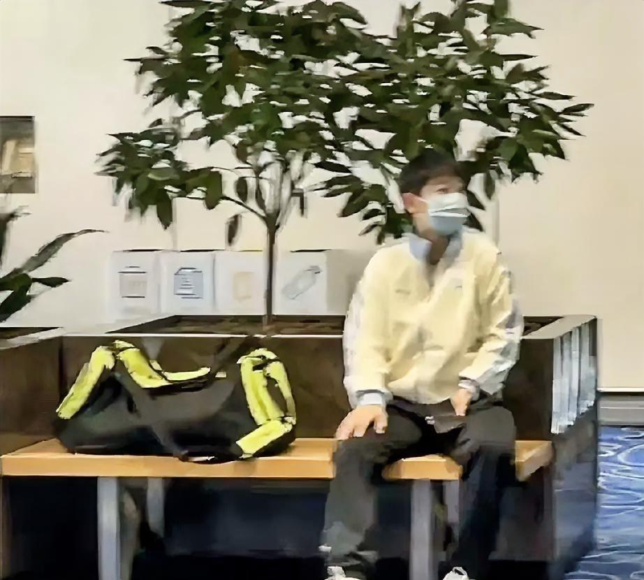 这场景像极了:
coco带着莎莎出门，
到车站后，
coco说去上个厕所，
于是