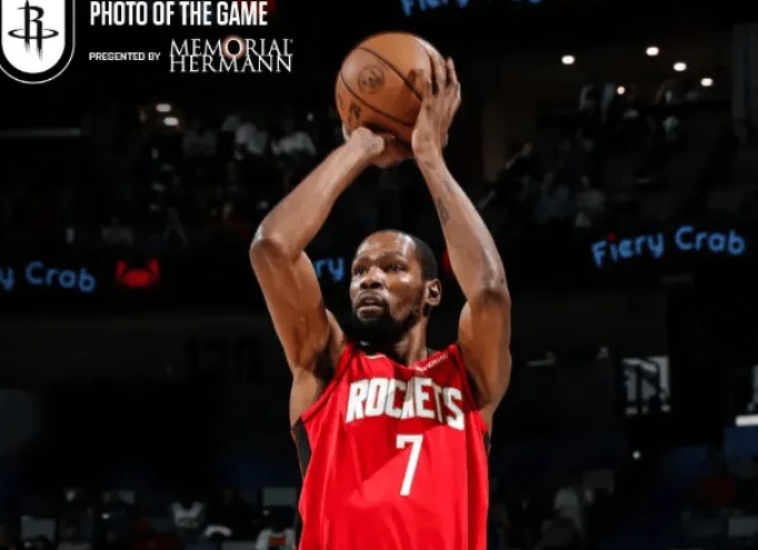 凯文-杜兰特在关键时刻的使用率只有16.9，在火箭轮换球员中排名第4，落后于申京