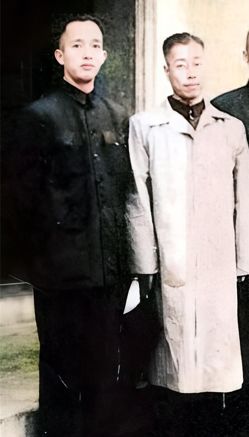 此二人都曾是潜伏在台的重要情报人员。当两人被捕后相继叛变导致上千名情报人员的信息