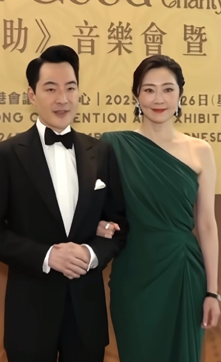 51岁的张玉珊带男朋友出席晚会，这女人真不简单。她15岁就被星探发掘拍广告，还演