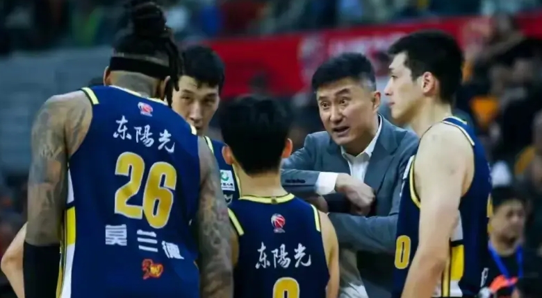 杜峰真的输晕了第三场出昏招了，几天闭门造车居然首发派出了外援伯克莫兰德和杜润旺胡