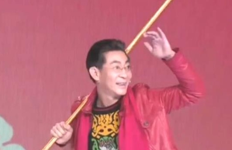 有一次，六小龄童带着祖上传下来的“金箍棒”去参加一期鉴宝节目。他在请专家帮忙估价